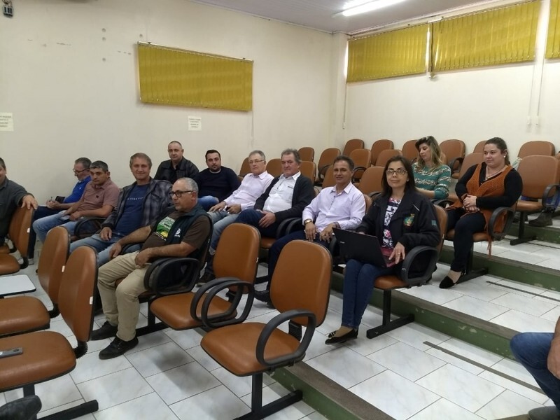 vereadores-prefeito-e-presidente-do-sindicato-dos-servidores-discutem-projeto-de-lei-562018