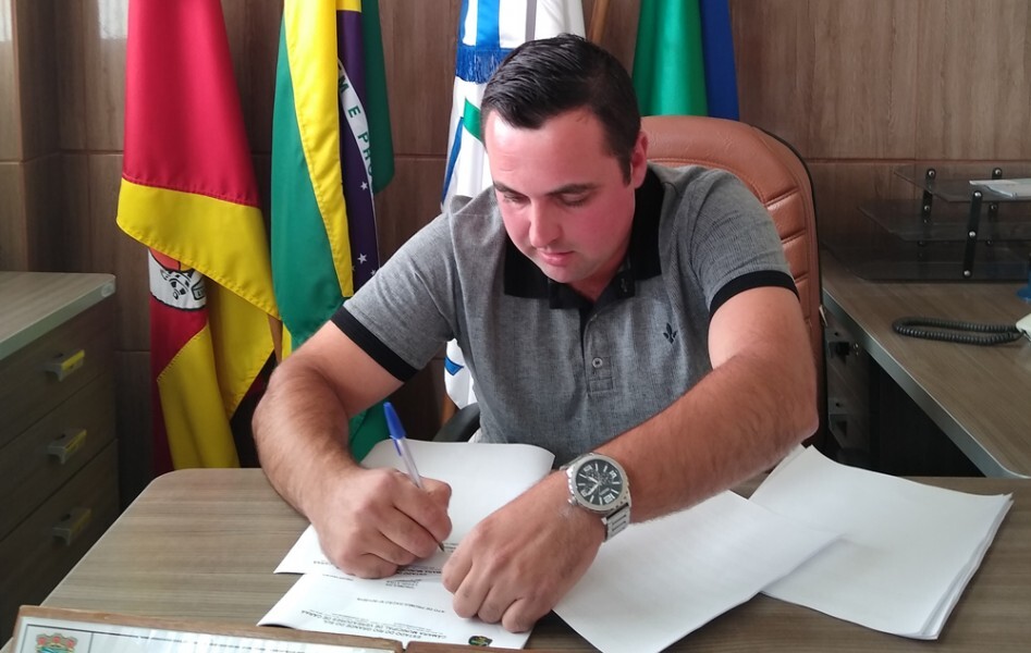 leis-municipais-sao-promulgadas-pelo-presidente-da-camara-de-vereadores